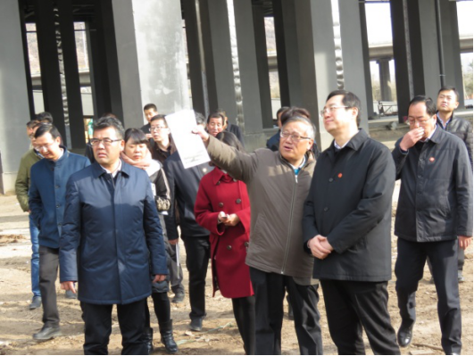 省委常委、西寧市委書記王曉在青海省物產(chǎn)集團(tuán)總公司黨委書記、總經(jīng)理王玉輝陪同下，深入青海物產(chǎn)朝陽物流園區(qū)。