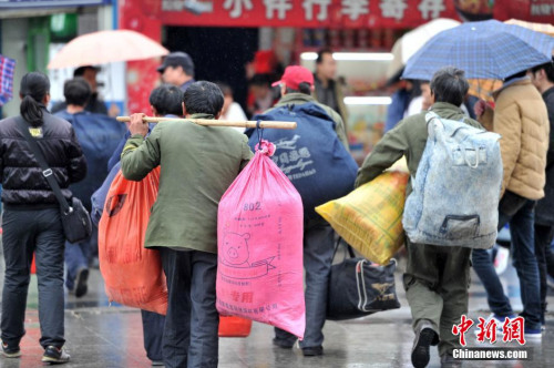 聚焦春節(jié)“恐歸族”：近鄉(xiāng)情怯，恐懼何來(lái)？(圖)